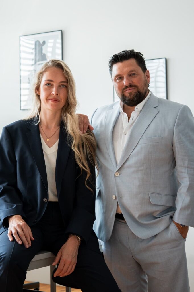 Portrait des Führungsduos im Büro, in dunklem und hellem Anzug